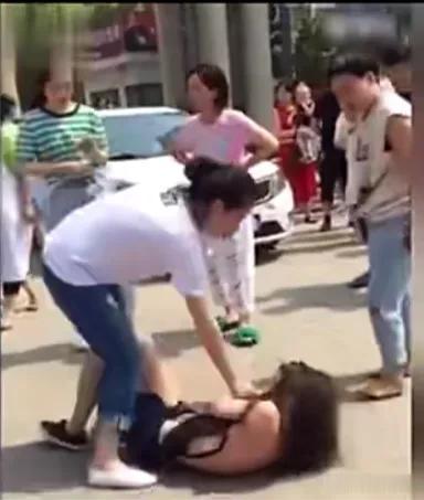 2017年，女人发现自己的丈夫有外遇时，叫上自己的几个好姐妹一起处理小三。

就