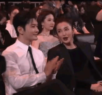 太尴尬了！85花上台表演，李冰冰对黄晓明说，她好看还是她？

网友分析，应该是问