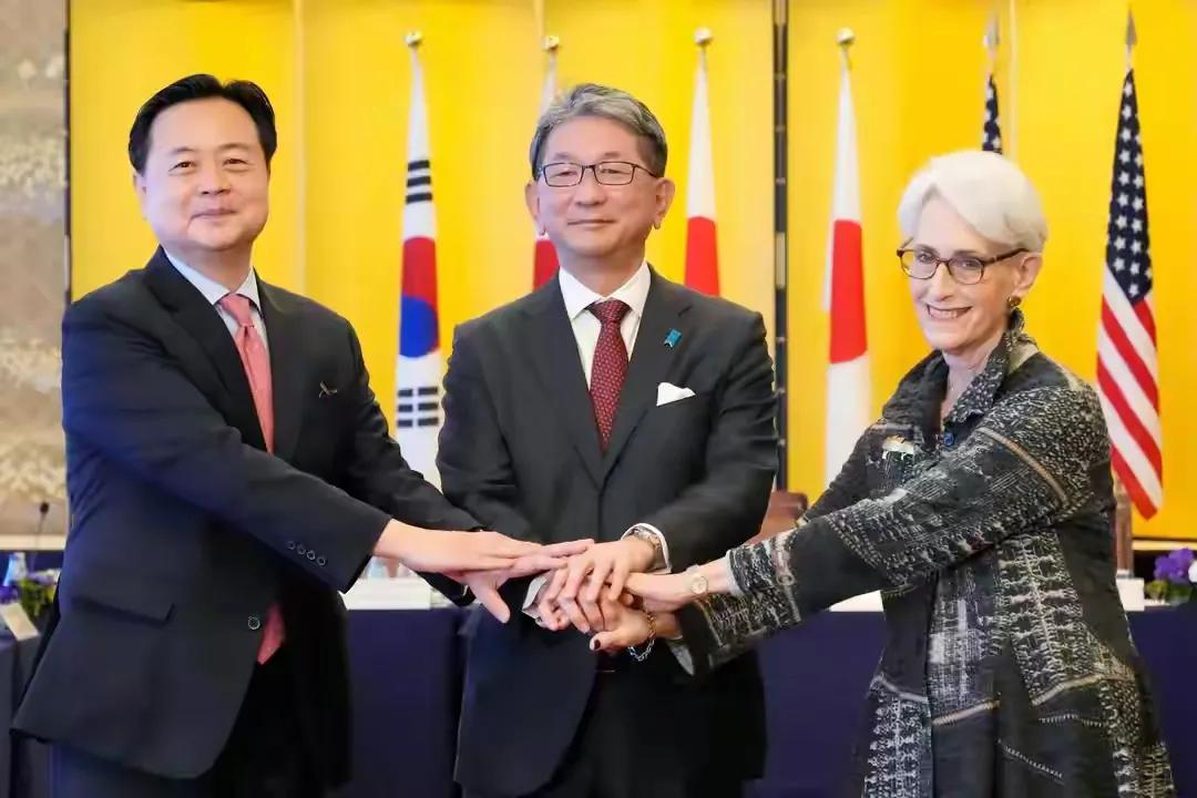 怒！美日韩公开插手中国内政，称不许解放军统一台岛。

美日韩三国外交官员在美国举