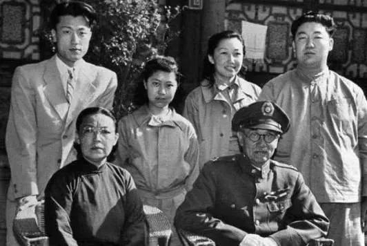 阎锡山16岁时，就在家里的安排下娶了媳妇，但是两人婚后十多年都没有生下一儿半女，