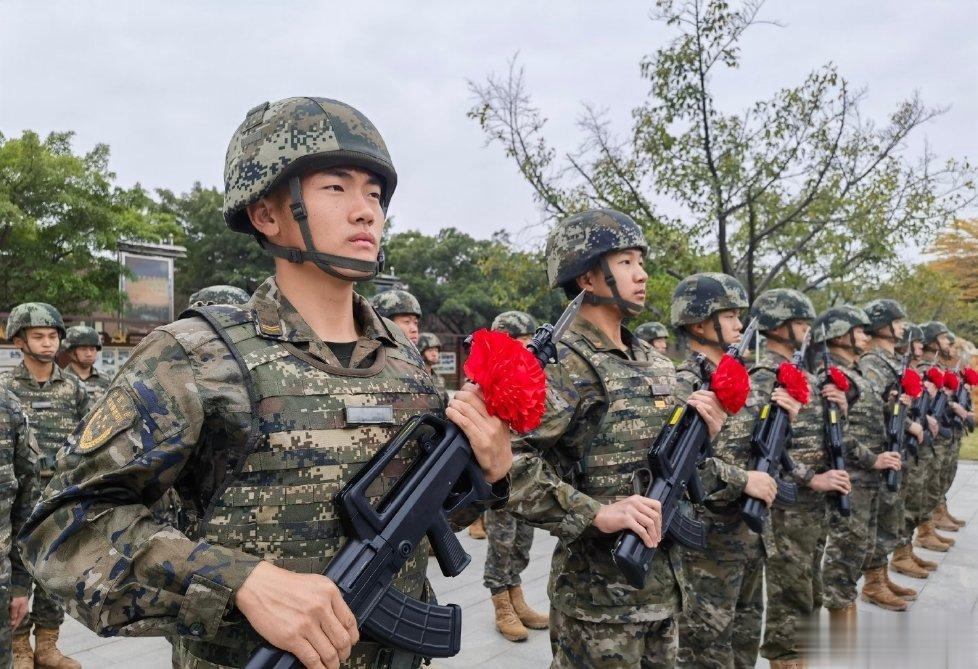 【靖宇精神传人光荣下队入列！】武警第二机动总队某支队为新兵举行下队暨授枪仪式。赓