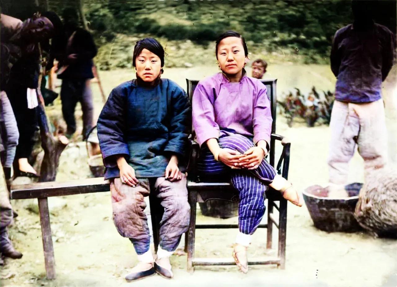 民国时期的山西大同，一对年轻漂亮的姐妹花的合影。
坐在左边的姑娘穿着一身朴素无华