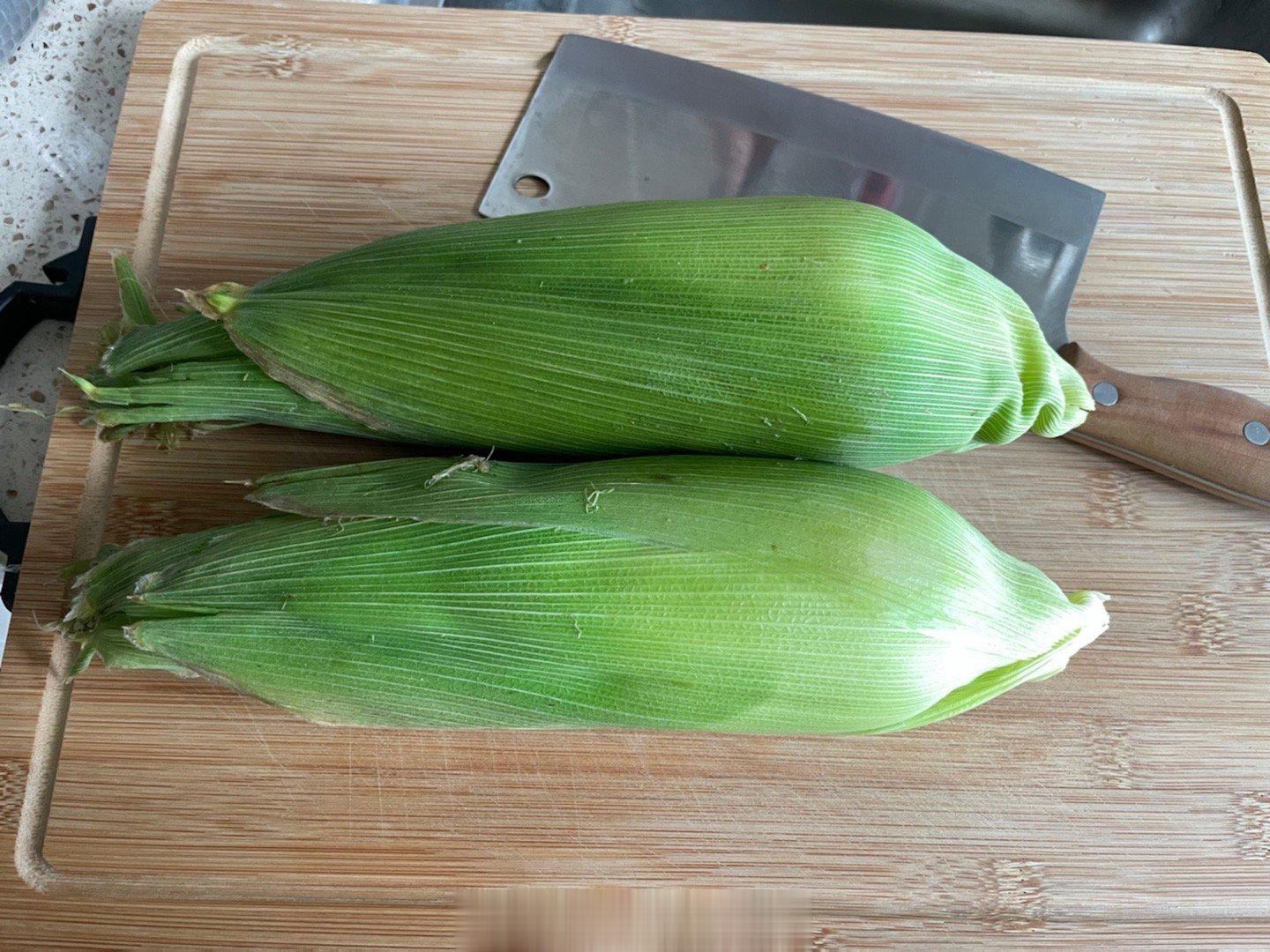 用网上学的方法叮玉米，外皮不剥直接微波炉叮了5分钟，头部切一刀，啊哦切太少了，再