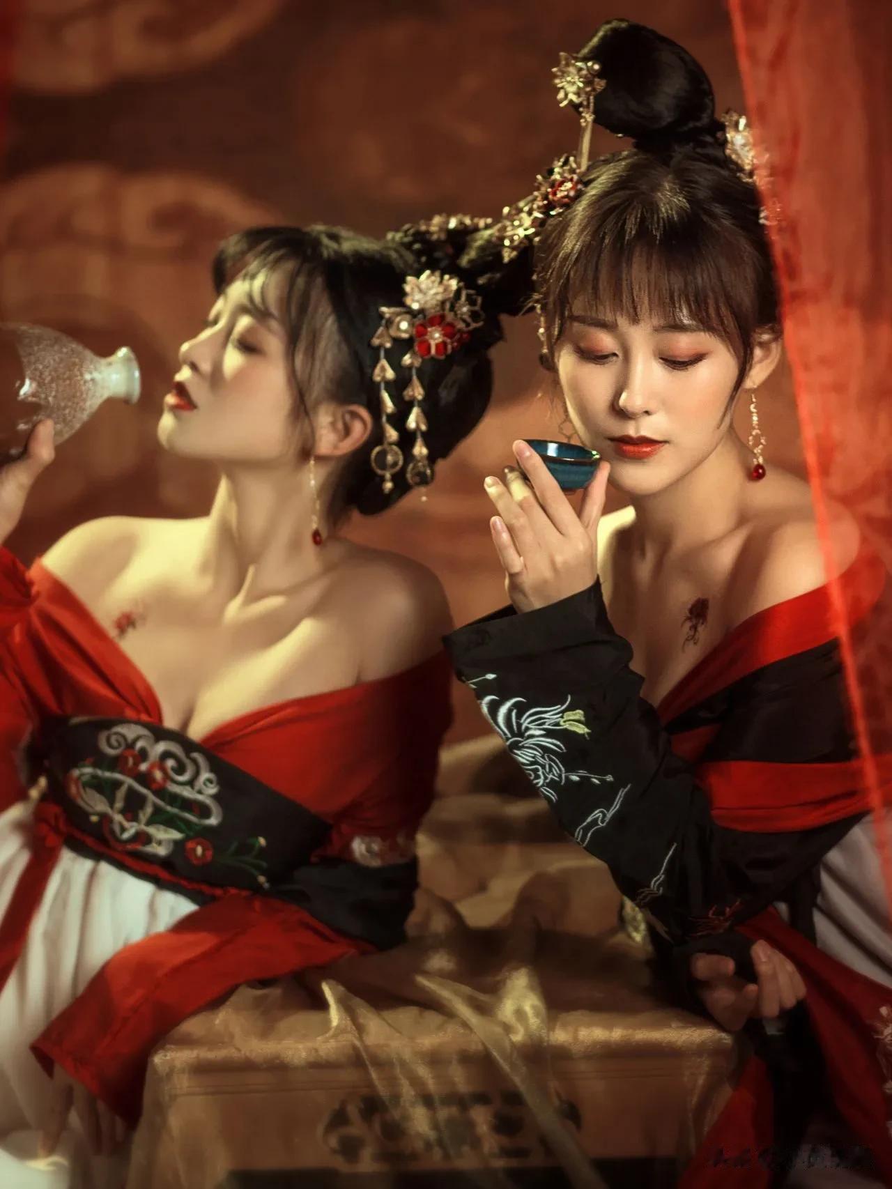 头戴簪花，纹彼岸，红衣白裙点朱