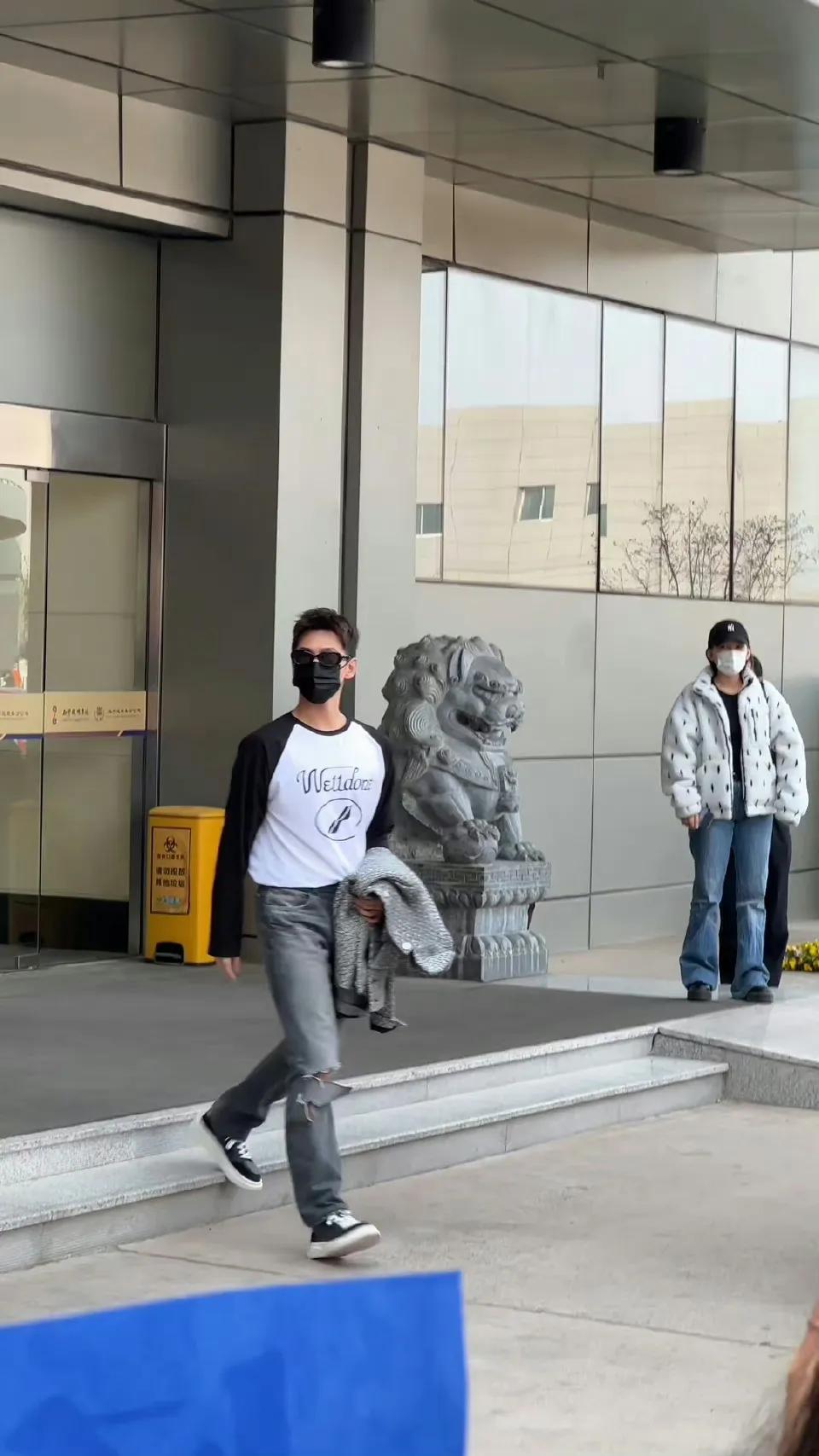 这是杨洋吗？
3月27号杨洋到达西安私服释出，他穿的像素人一样，拼接色上衣➕破洞
