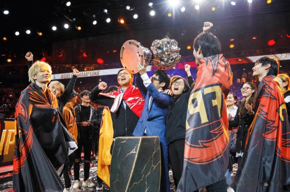 时隔4年，FPX终于拿到冠军皮肤的奖金了！

最近Gimgoon直播中爆料：最近