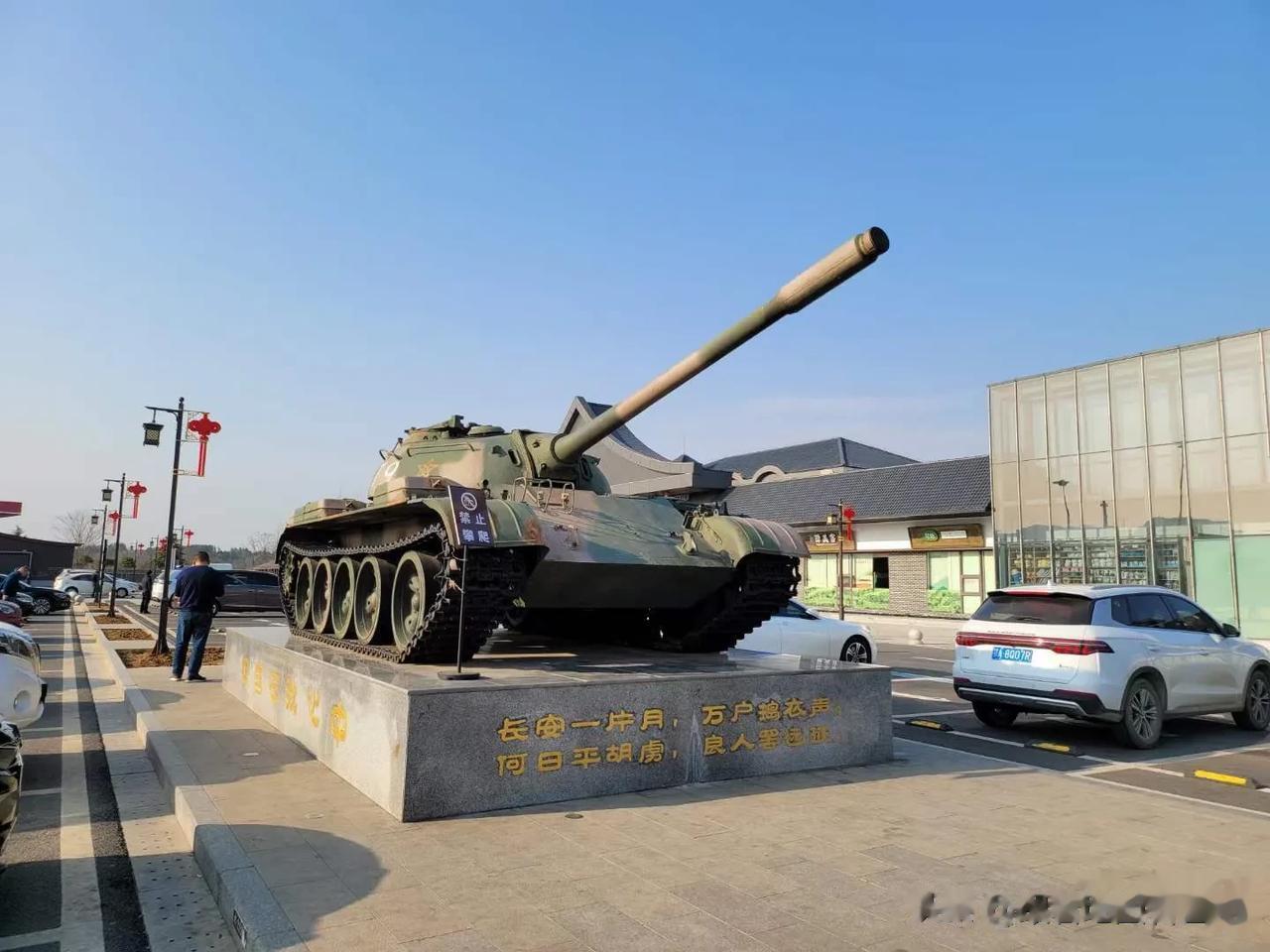 长安一片月，万户捣衣声。何日平胡虏，良人罢远征。——出自唐代诗人李白的《子夜吴歌
