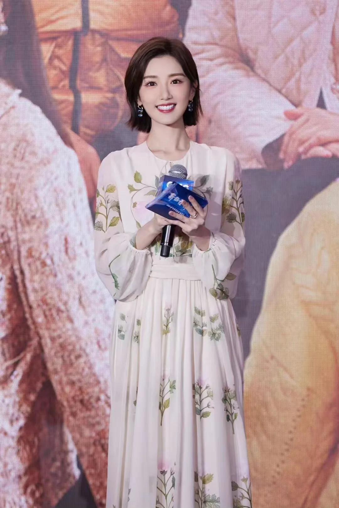 毛晓彤

你一身轻纱站在主持的