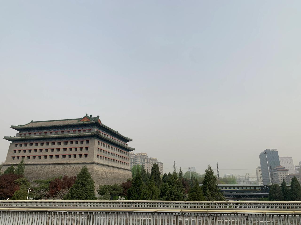 今天北京这叫柳芽贴饼子了，柳絮狂物，沙尘笼罩，路上还一天到晚堵，美丽的春天