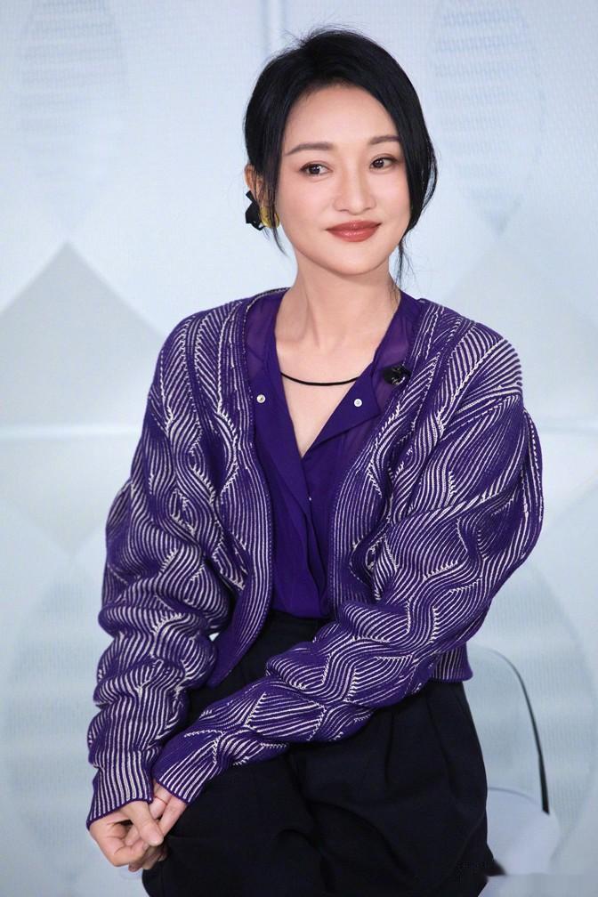 周迅这次造型好评！直播间衣不过腰扎丸子头，人间精灵48岁也很少女！
 
周迅最新
