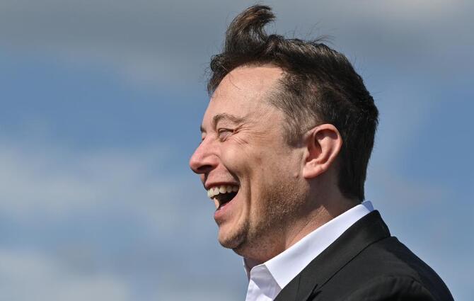 比亚迪和特斯拉激烈竞争。比亚迪市场份额增加，但特斯拉仍计划扩大业务。

据外媒报