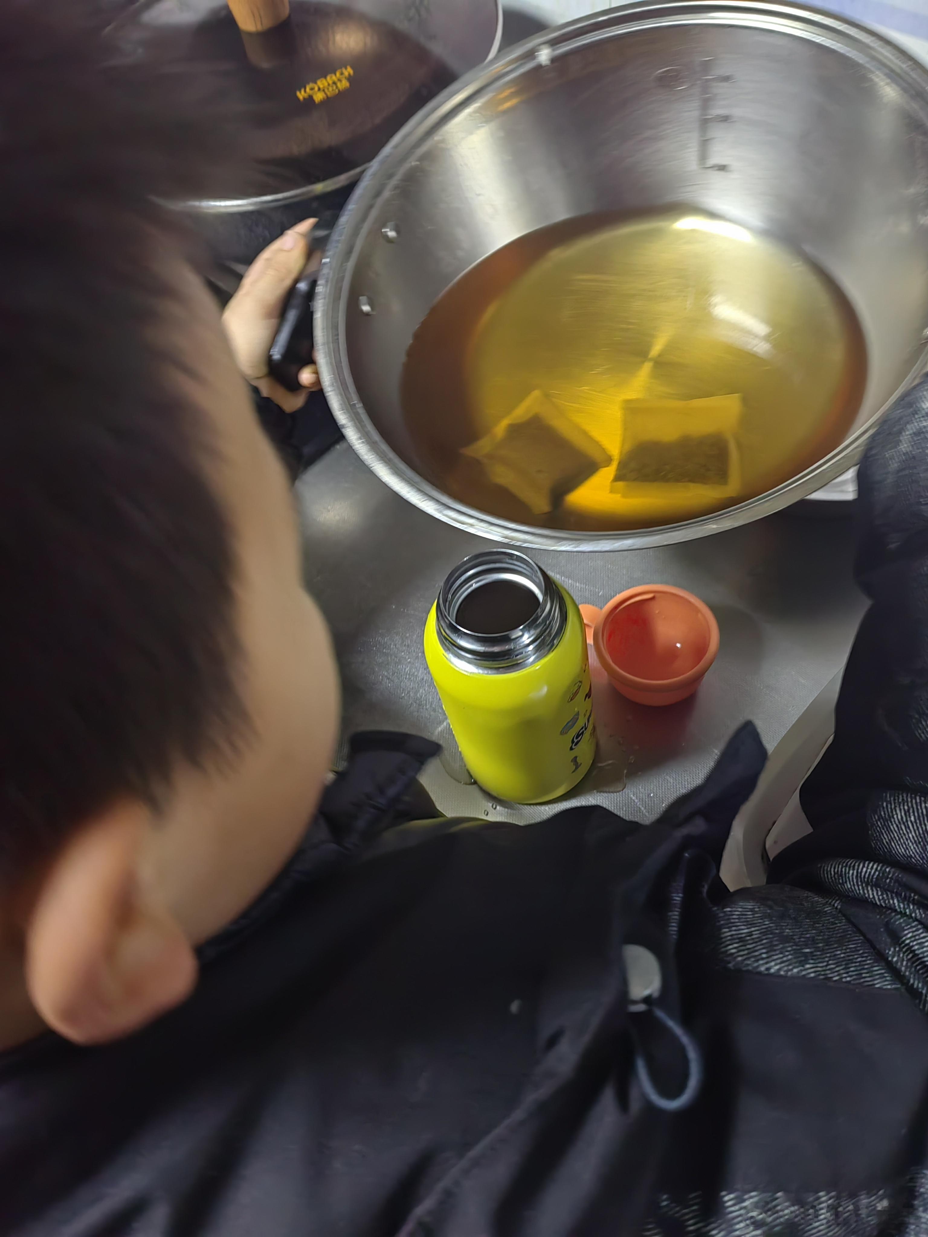  小弟自己倒养生茶​我还担心他不会👍 ​瞧[强]好熟练​热爱养生不分年老年少​