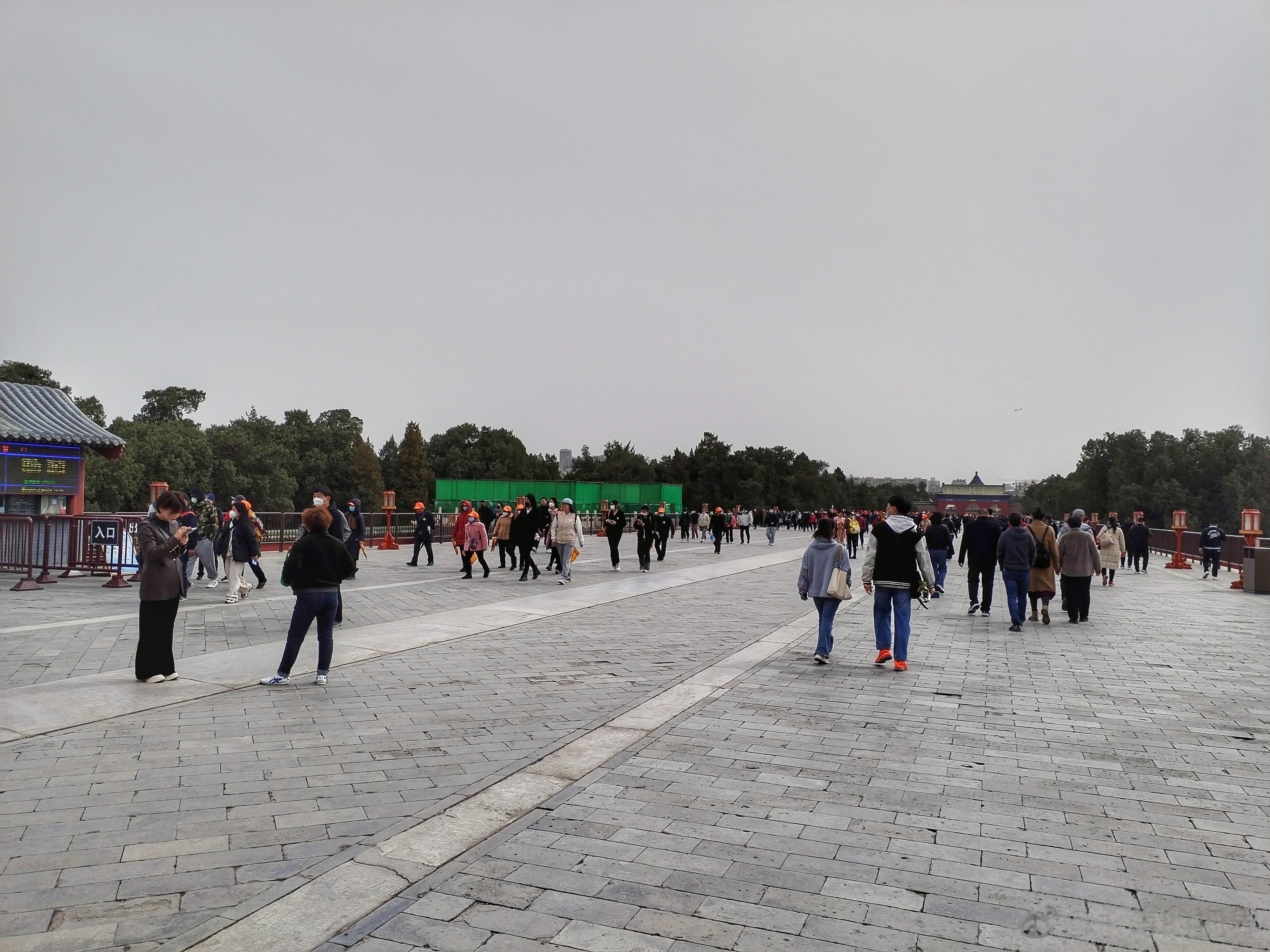 祈谷坛的具服台被围起来了，估计是要拆除上面的商店来恢复原貌。 ​​​