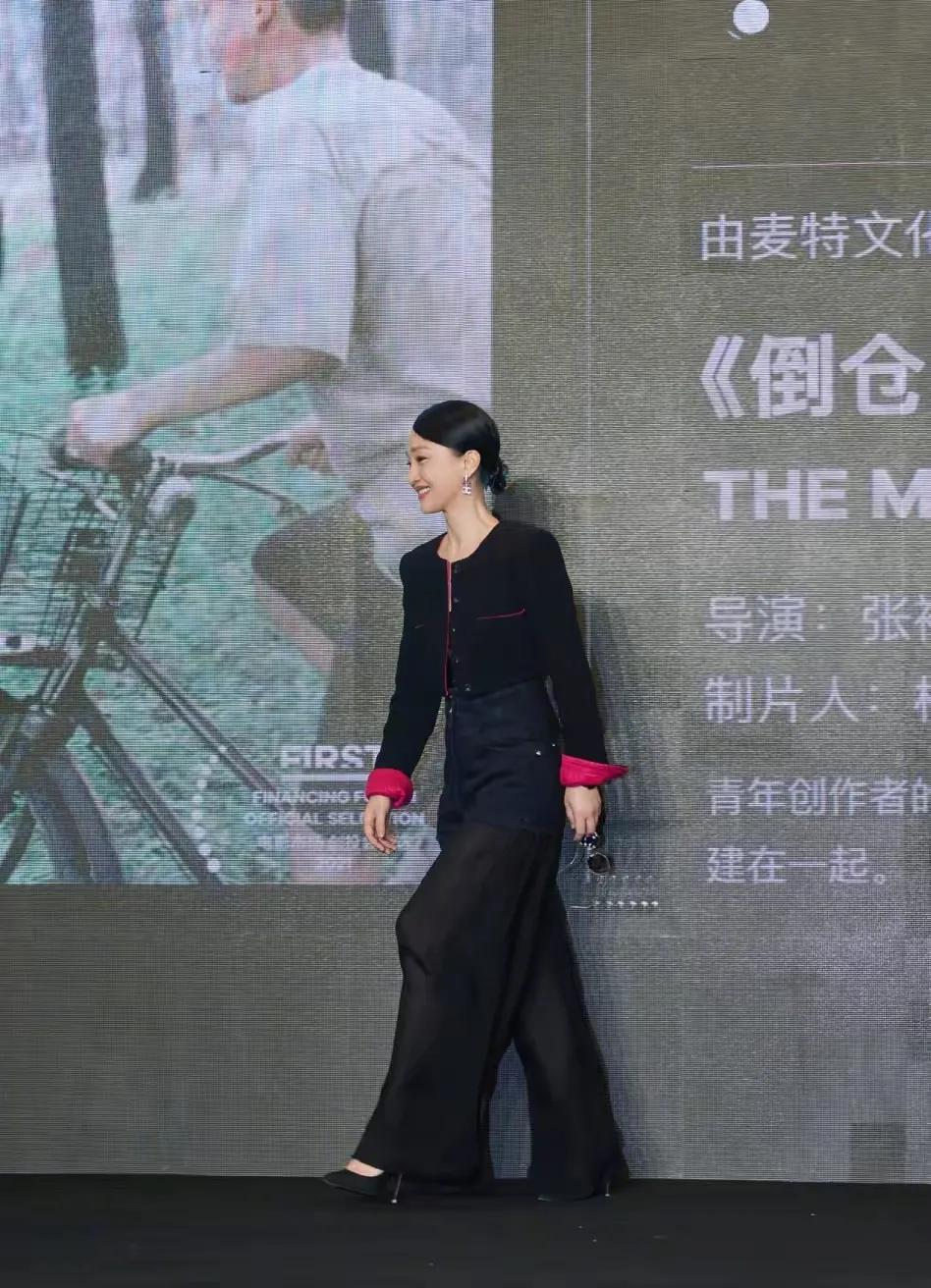 周迅的小香风搭配阔脚裤时尚又高挑。

出席活动，一款黑色短裤小香风外套搭配一条黑