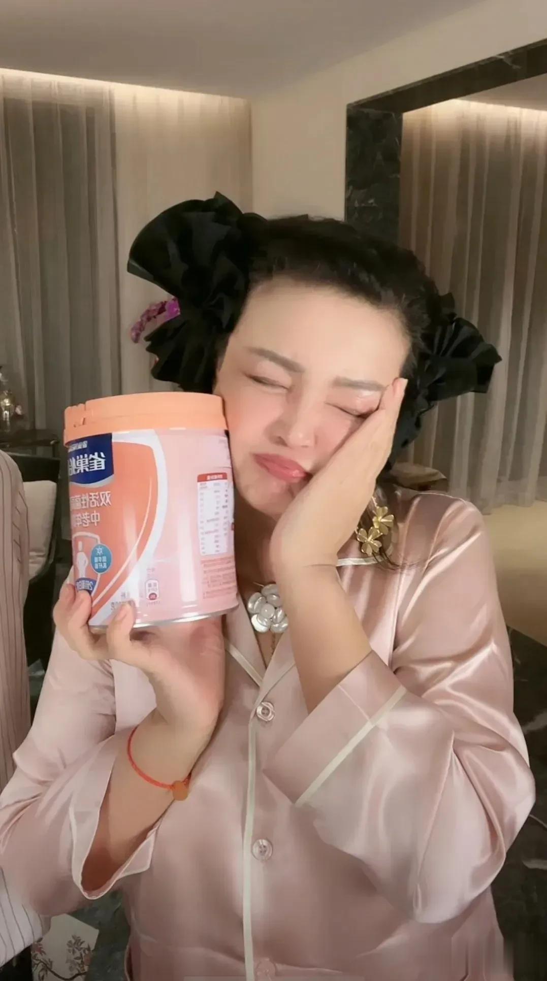 你能想象这是64岁的张兰吗，竟然还能这么娇羞，在直播间疯狂卖萌，这也太可爱了吧，