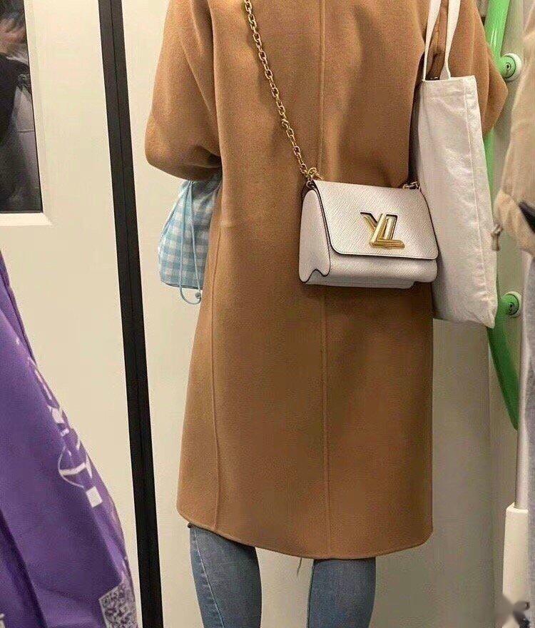 网友：为什么地铁上能碰到这么多穿奢侈品背名牌包的小白领 如果有这个经济实力为什么