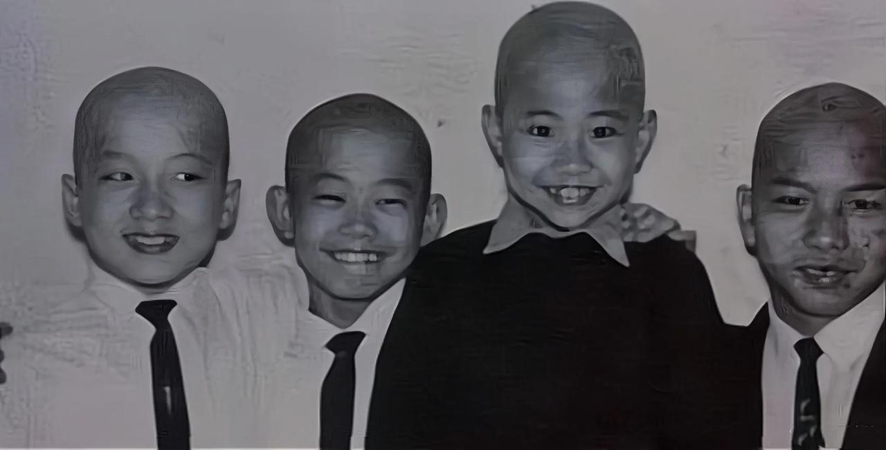 小时候的成龙和师兄弟们的合影，小时的成龙机灵鬼怪，一脸福相，难怪后来他的名气最大