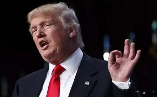 川普离开白宫，拜登举行就职典礼。有网友评价很风趣：走了一个说相声的，来了一个诗朗