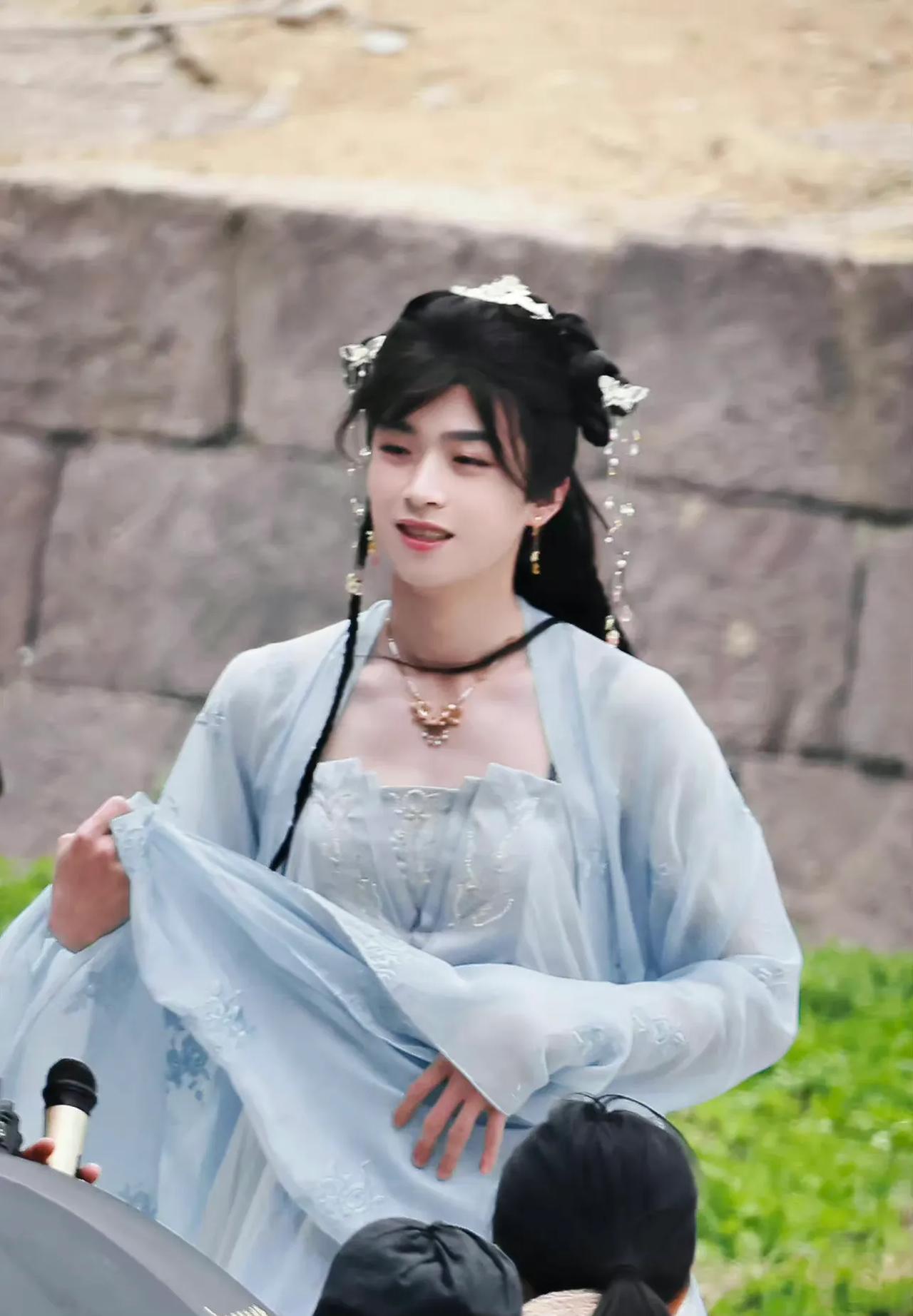 内娱男星男扮女装不稀奇，但像张嘉元《晓朝夕》女装如此清纯的倒是比较少。前段时间播