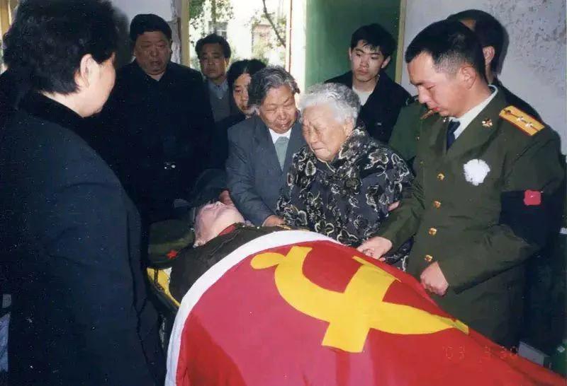 这是2003年，原福州军区副参谋长，李光辉将军病逝后，一张罕见的遗容照，镜头中的