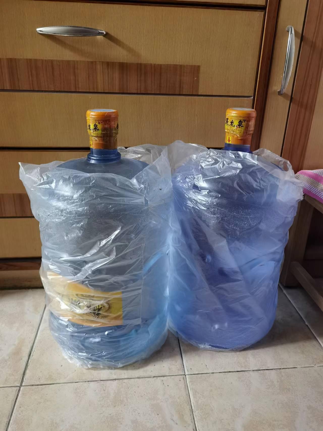 〈小李〉：中午，有人敲门，以为