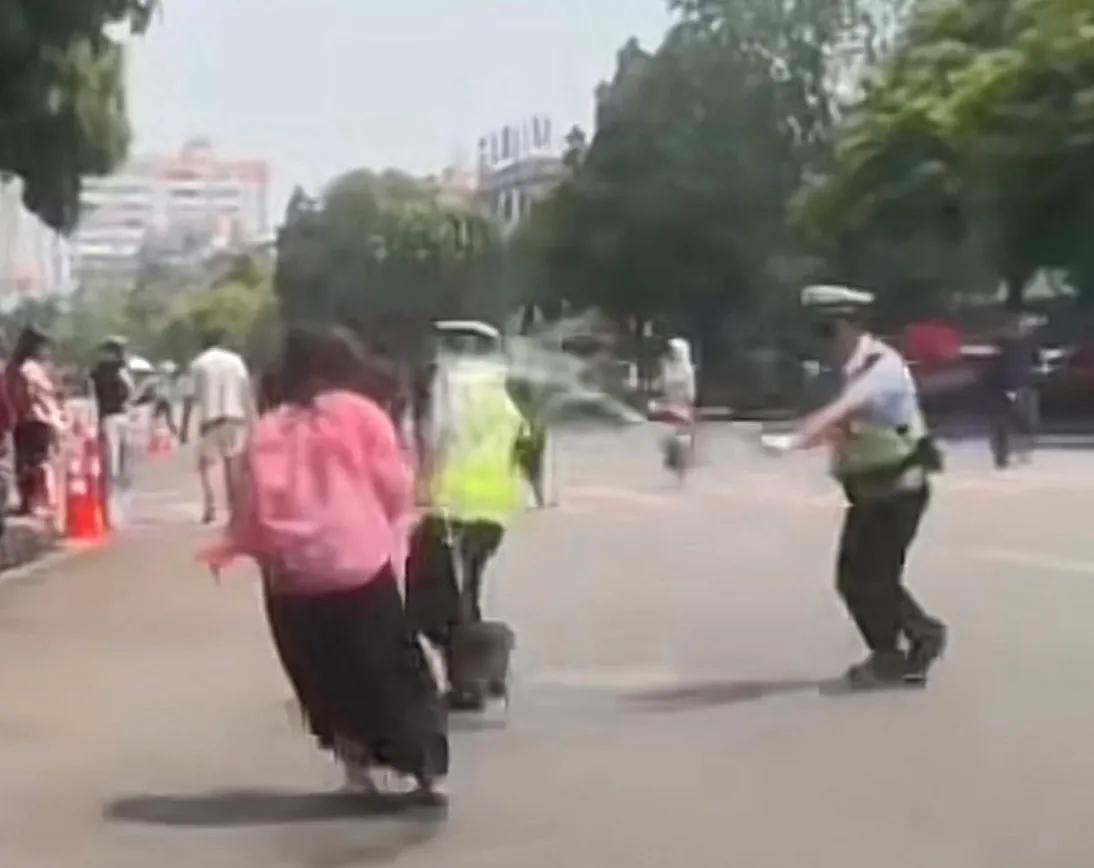 云南一妇女端一盆水泼向了交警。
这不算袭警，交警不会计较，因为这几天是云南的泼水