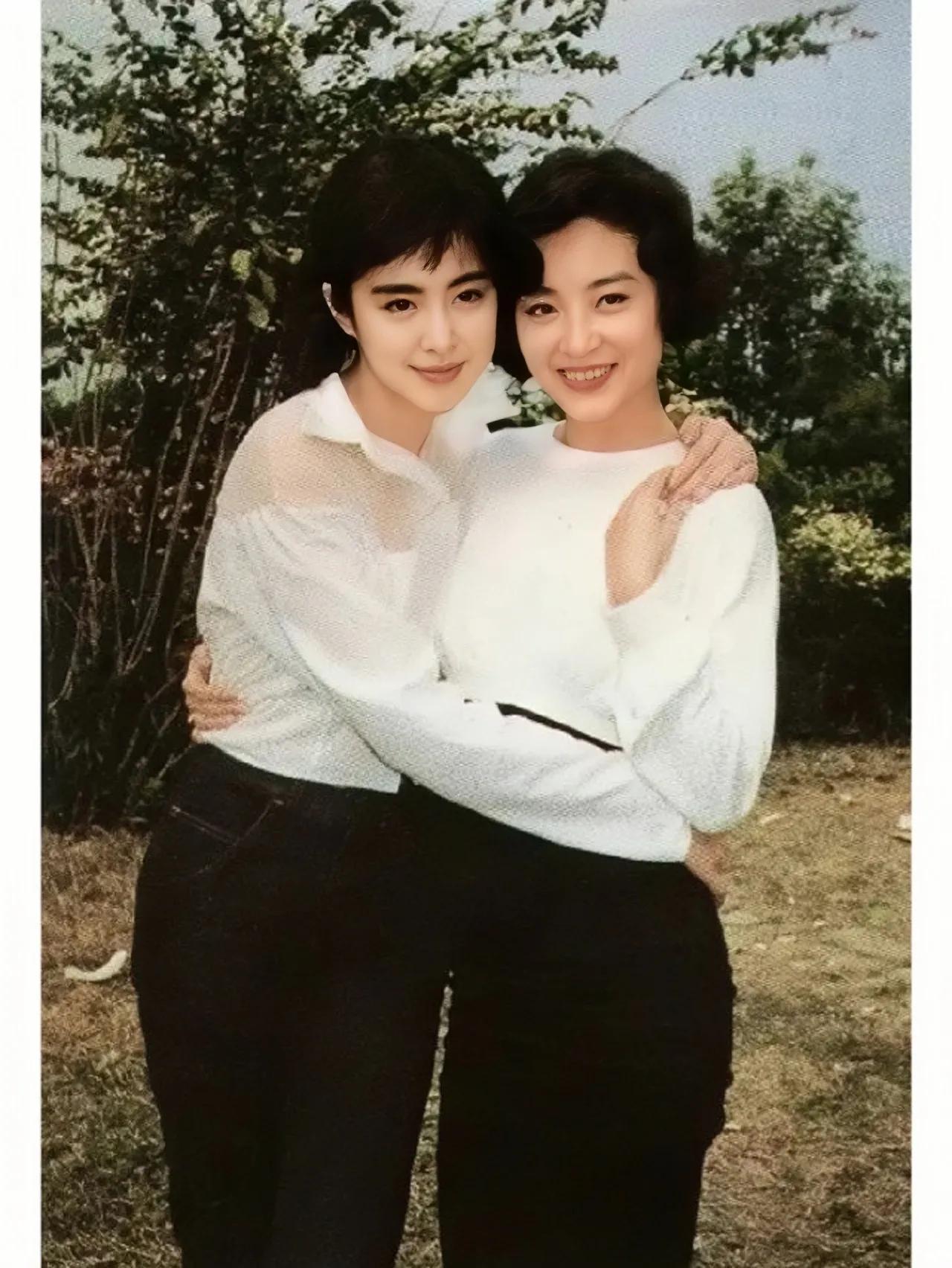 林青霞和王祖贤，忘年之交
以为是同一辈，其实两人相差十多岁，说是忘年之交也不为过