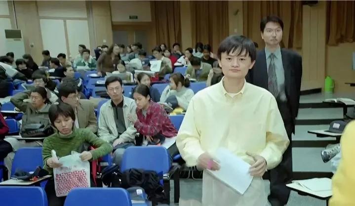1992年的杭州，正在申请办营业执照时的马云，那时候的他还是个小人物，没有人关注
