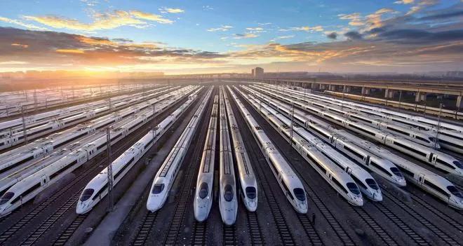 一边是中国的高铁，蓄势待发；一边是美国的火车，横七竖八。
中国促使仇敌变兄弟，美