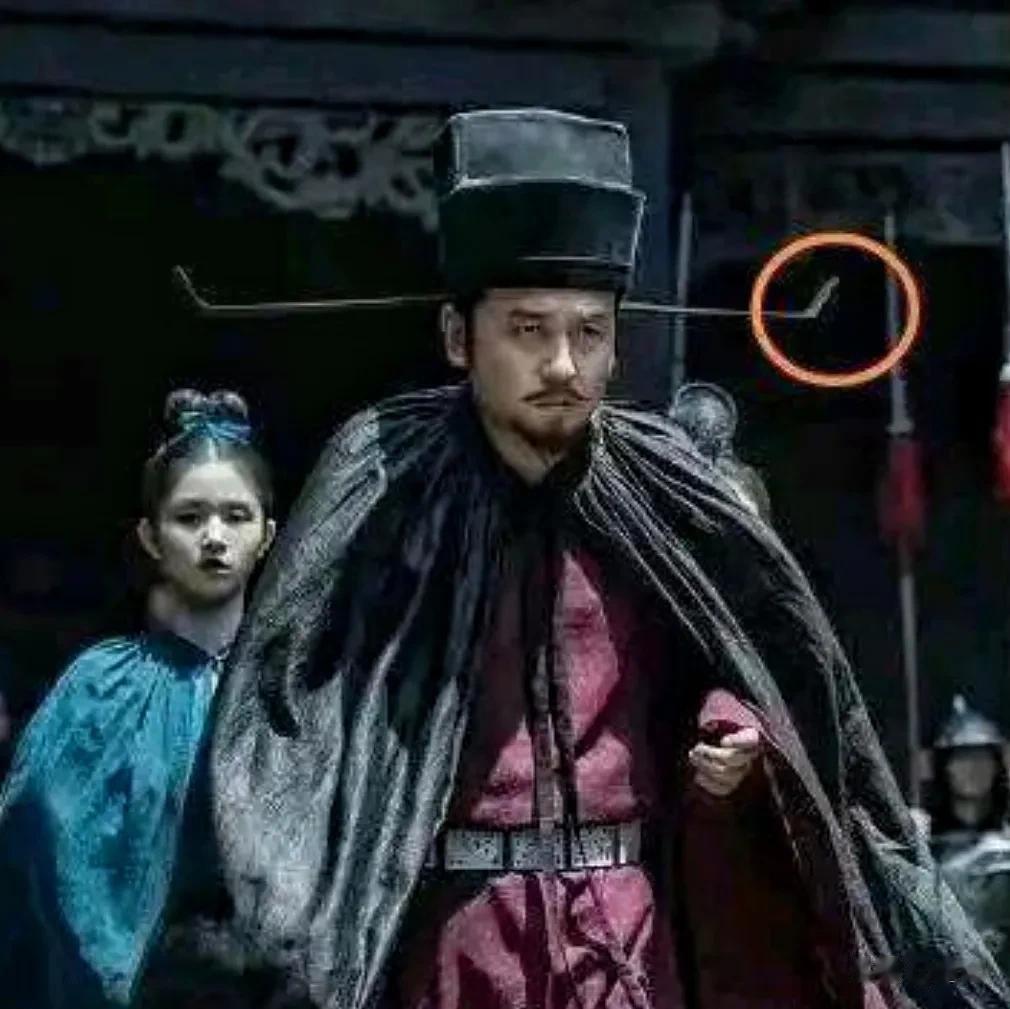 看满江红时，偶然说了句秦桧帽子的帽翅是错的，结果有一群人怼我。
“你比电影的服化