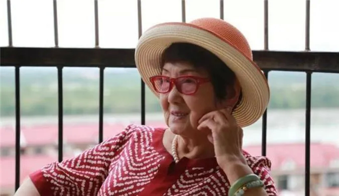 1985年，昔日叱咤上海滩的女首富吴胜明被判处死刑，没多久，她的丈夫就寄来一纸离