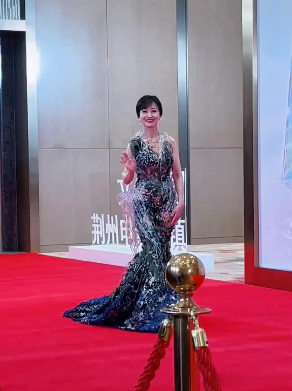 赵雅芝亮相中国电影大数据盛典见面会，谁敢相信这是70岁的老奶奶，她饰演的白娘子冯