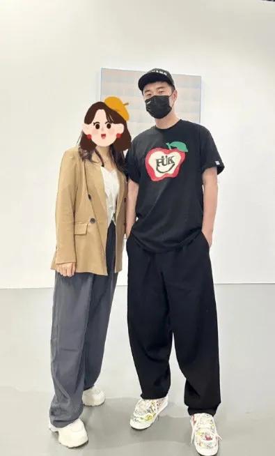 网友在画展偶遇陈赫张子萱夫妇 ，没想到，39岁的张子萱少女感好强，妥妥的回春少女