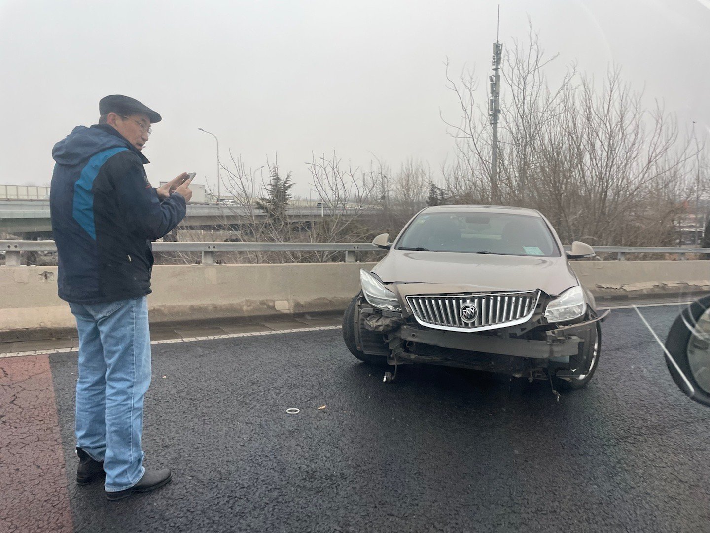 北京小雪、从主路到引桥都慢点吧！平日对轮胎都不保养突然失去抓地力也正常！别跟我说