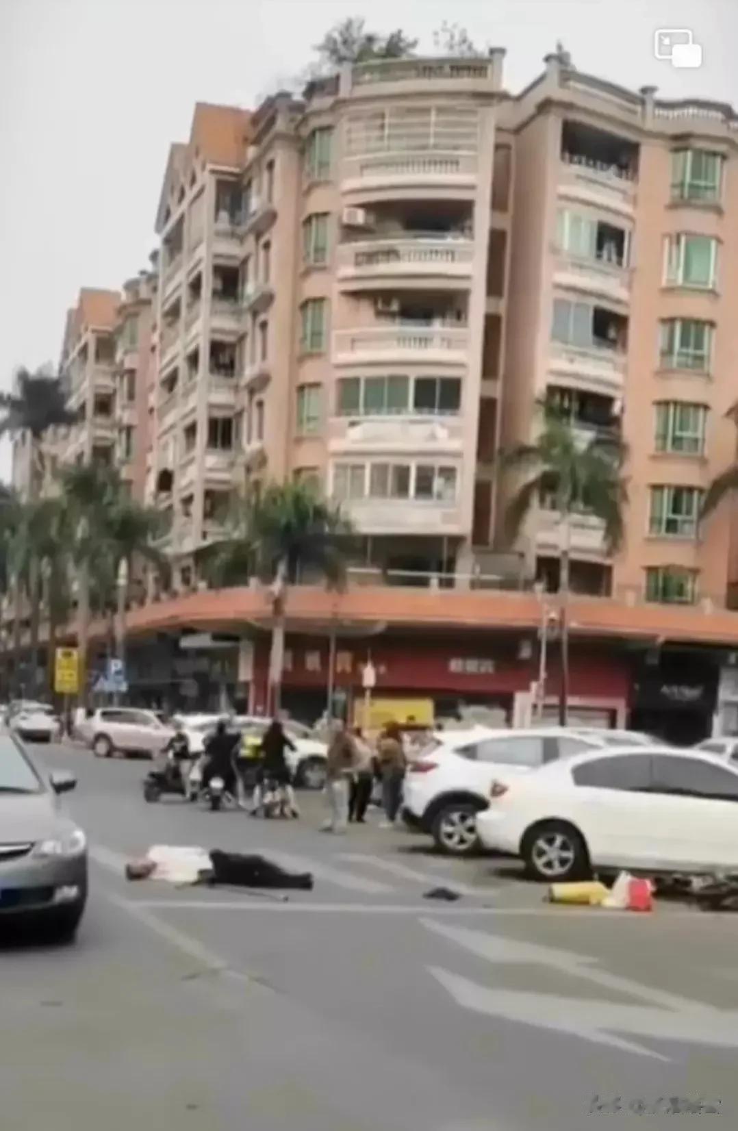 一老人在大街上摔倒，来来去去的行人没有一个人去扶，有人说这是现在人性的冷漠，其实