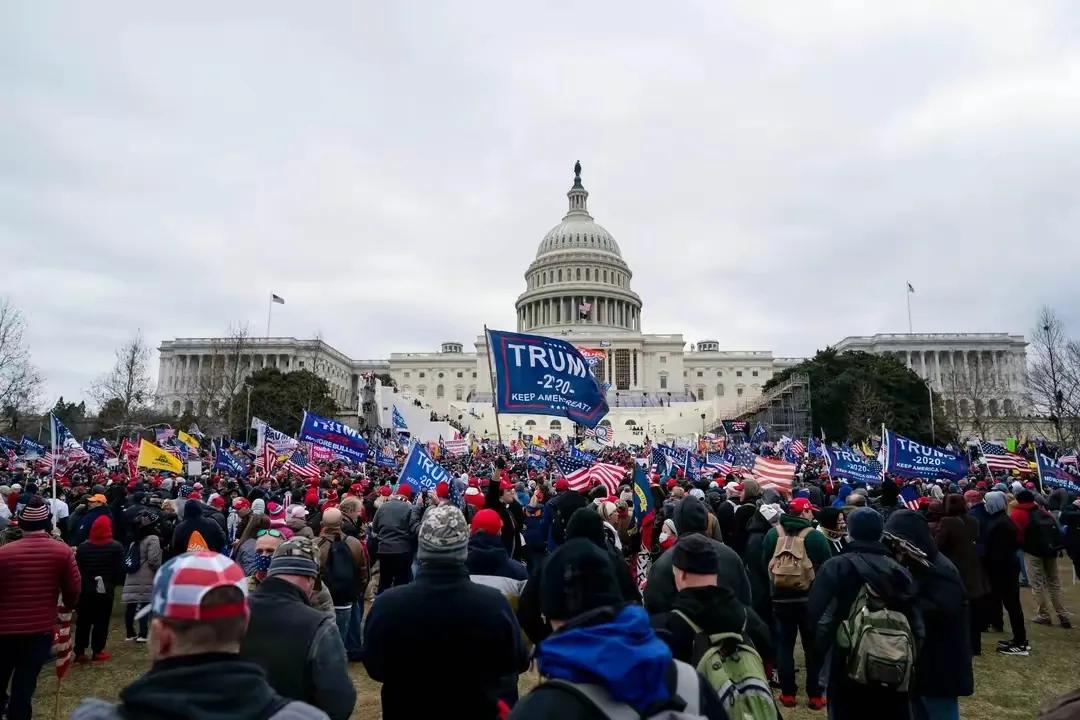 美国也出现美丽风景线了！
美国人迎来了觉醒的年代“棺材都抗出来了，这决心下的挺大