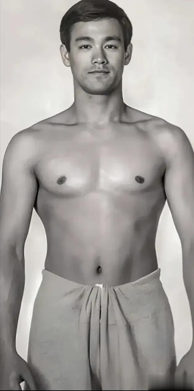 李小龙真不愧是百年难得一遇的练武奇才，骨骼清奇、体格完美，李小龙能成为影响世界的