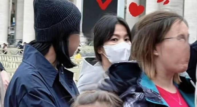 14日，有中国网友在意大利罗马梵蒂冈圣彼得大教堂偶遇宋慧乔，宋慧乔穿着休闲低调，