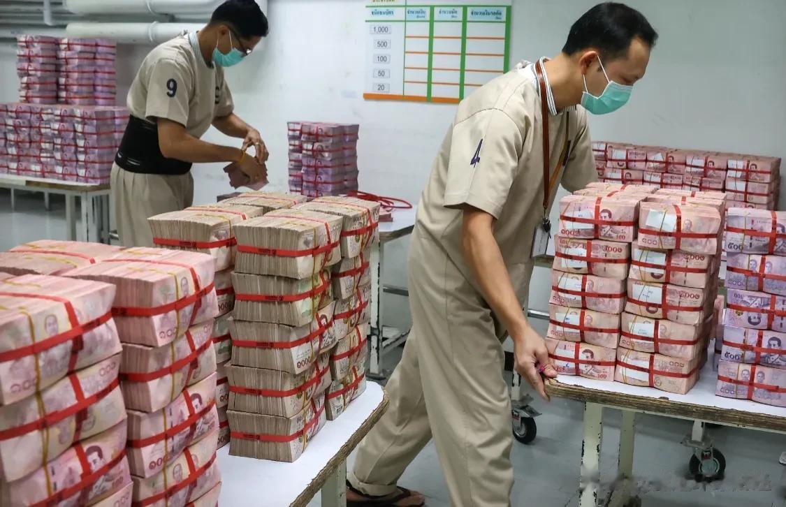 泰国一家银行的职员正在清点纸钞