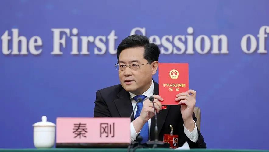 两会上，秦刚外长代表中国人民提问了三个非常尖锐的问题：
为什么美方在乌克兰问题上