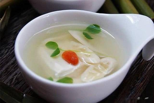 老豆腐汤   材料：取老豆腐半斤，白糖适量做法：切成片状贴在锅内烧成巴，然后加入