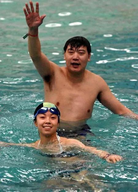 张怡宁有多爱自己的6旬富豪老公，如今42岁乒乓女皇张怡宁，欲给62岁老公拼三胎，