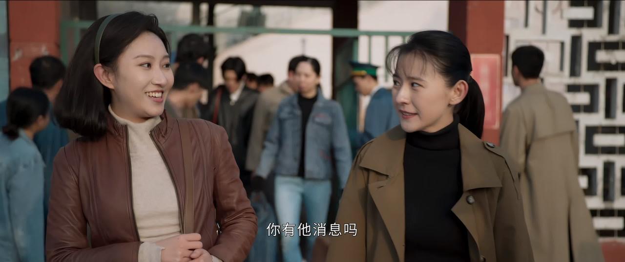 女人到火车站接闺蜜，张嘴就问前男友的消息。闺蜜说：五一结婚。女人拎着闺蜜的箱子就
