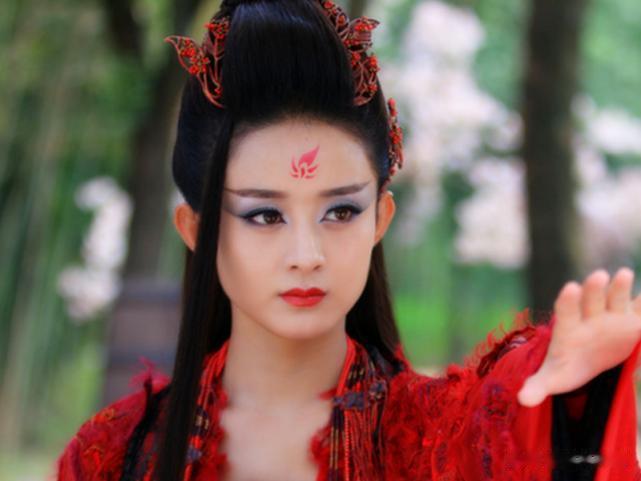 同样是剧中黑化：赵丽颖靠化妆，刘涛靠表情，她一个眼神足矣！
大家好，我是你们最喜