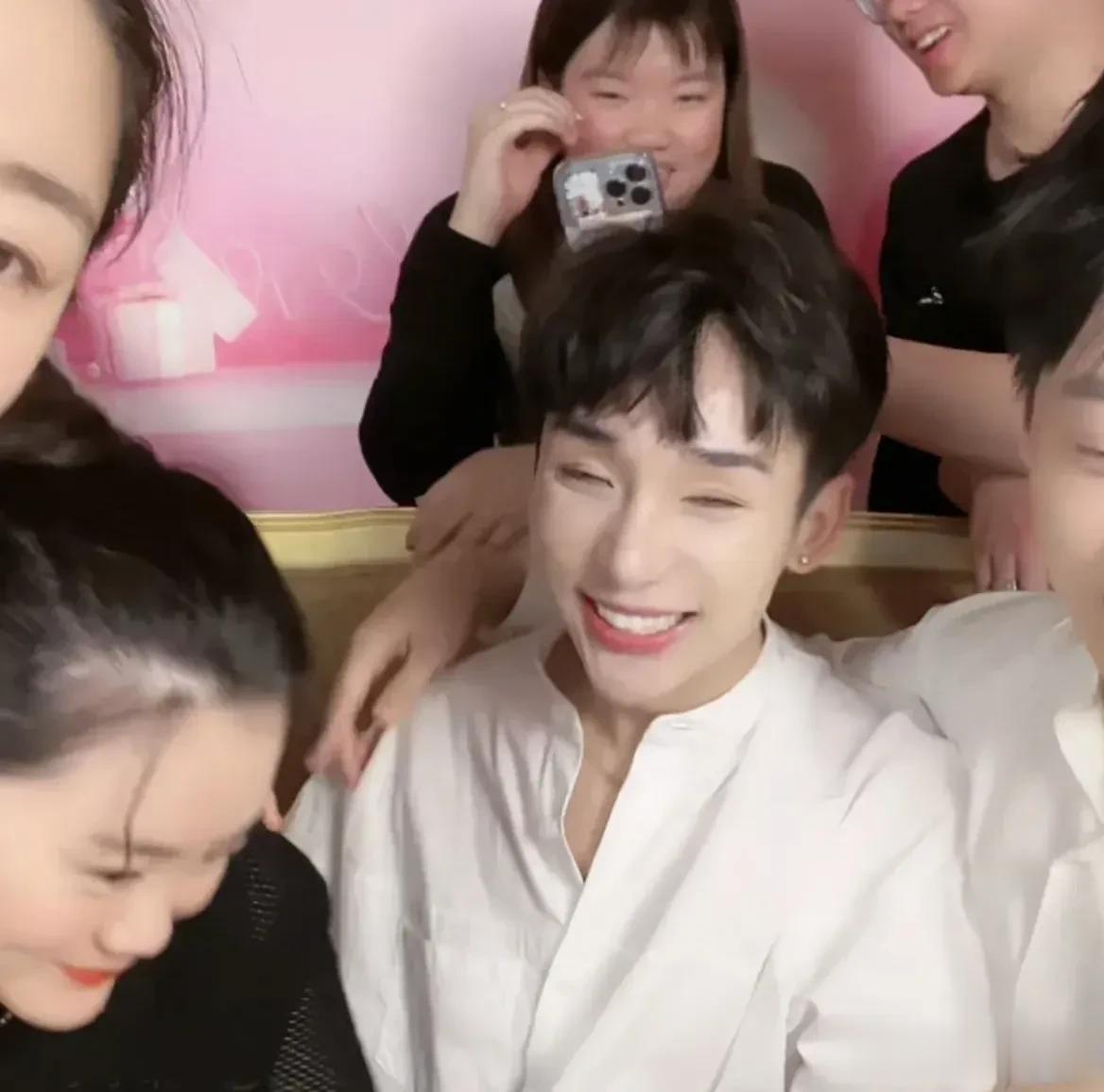 真不知追捧张兰直播间这些男主播的人，都是出于什么心理，对于这些又是涂口红又是戴耳