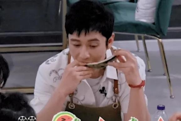 明星吃西瓜也能登上热搜[玫瑰][玫瑰]

他是怎样做到的呢？[玫瑰][玫瑰]

