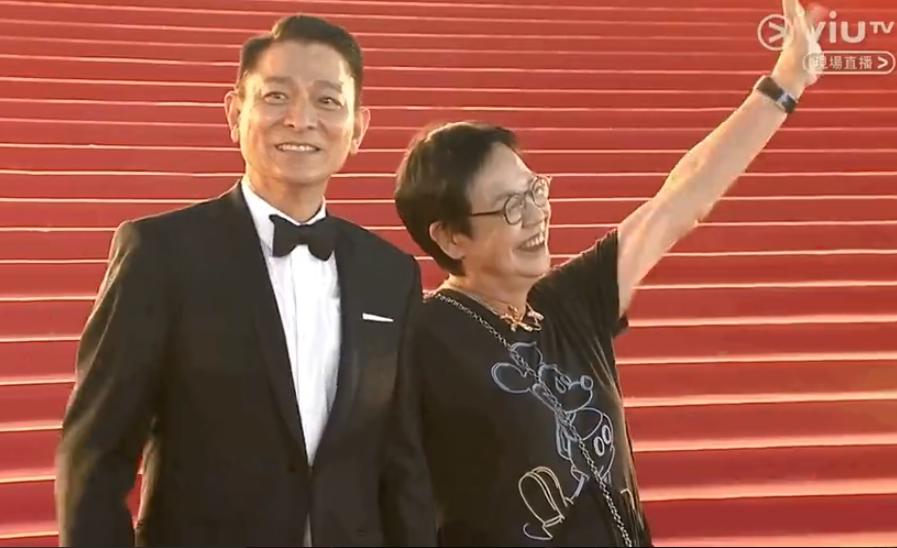 红毯之上华服遍地，却被金像奖红毯上穿着T恤的许鞍华给戳到！
作为影坛才女，许鞍华