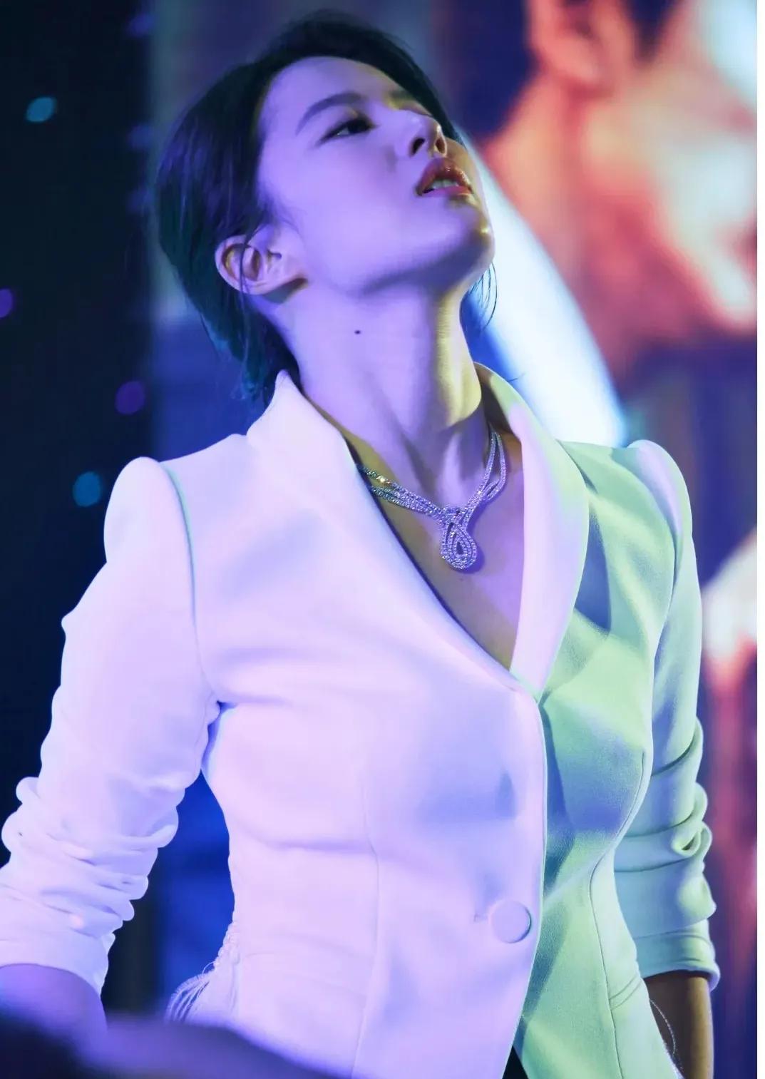 一身白衣的刘亦菲，时尚大方，魅惑入骨，每张图都散发着迷人的魅力。
刘亦菲是那种非