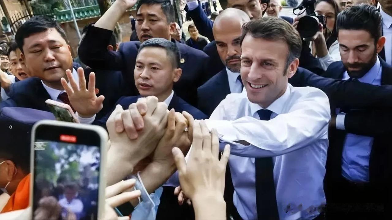  小马哥可能没想到在中国人气这么高，即使被大家簇拥，也不会有被扔鸡蛋的风险。

