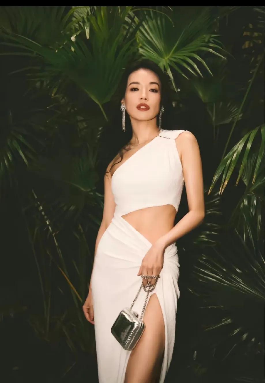 46岁舒淇。小时候不懂她的美，现在觉得她漂亮，有气质，有独特的魅力。你们觉得呢？